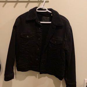 Levi’s trucker jacket. Perfect condition maybe warn 3 time. Very warm.